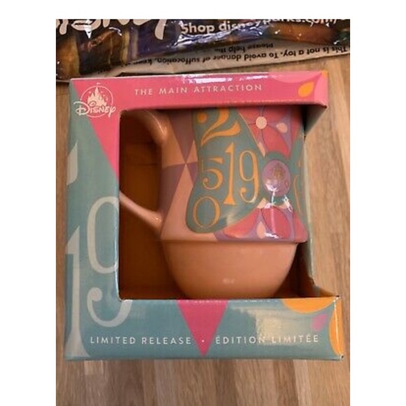 Disney Accessories - Minnie Mouse main attraction small world mug!!